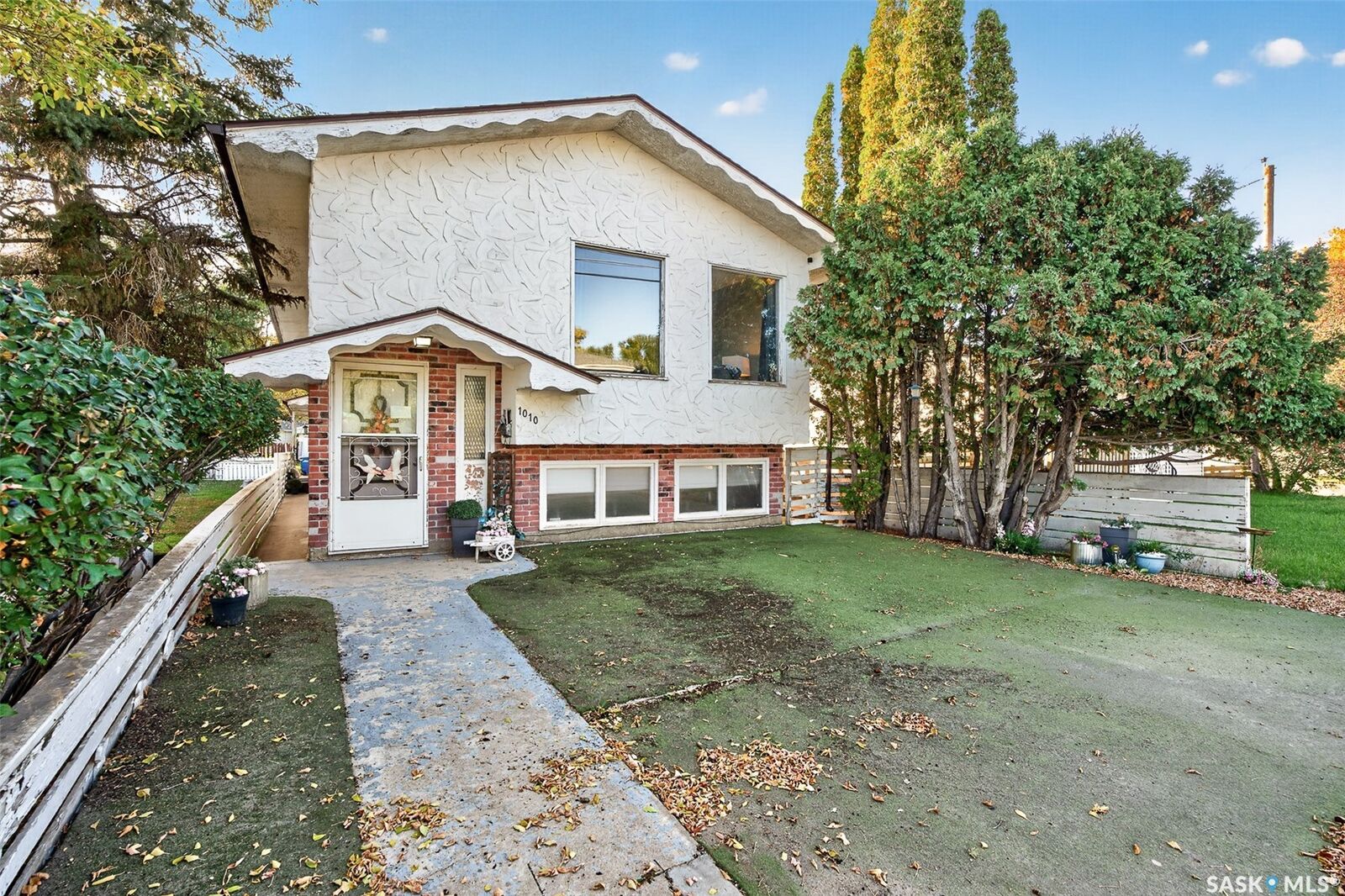 Property Photo: 1010 9th Avenue SW SK S6H 5X5