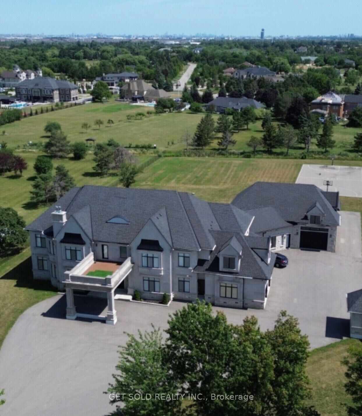 Property Photo: 6 Moonlight Place ON L6P 0G8