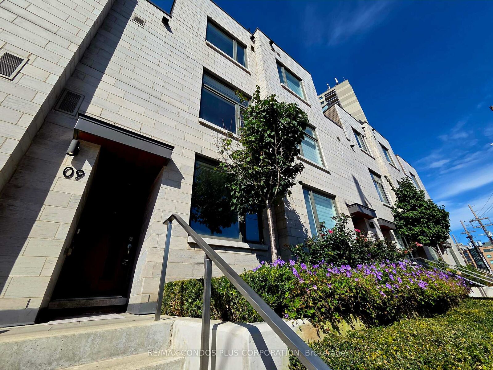 Property Photo: 270 Davenport Road 9 ON M5R 0C1