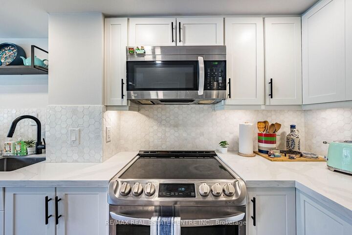 Property Photo:  16 Laidlaw Street 920  ON M6K 1X2 