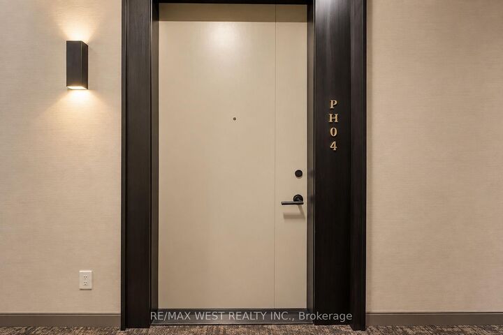 Property Photo:  858 Dupont Street Ph04  ON M6G 0C1 