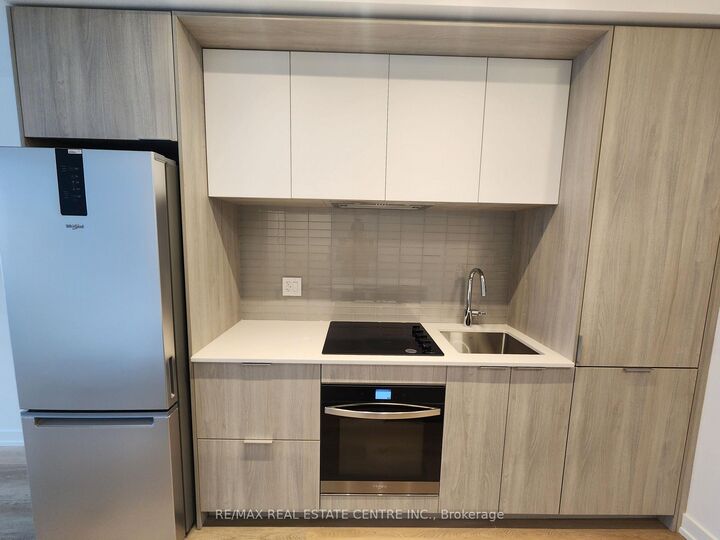 Property Photo:  395 Square One Drive 4305  ON L5B 0P6 