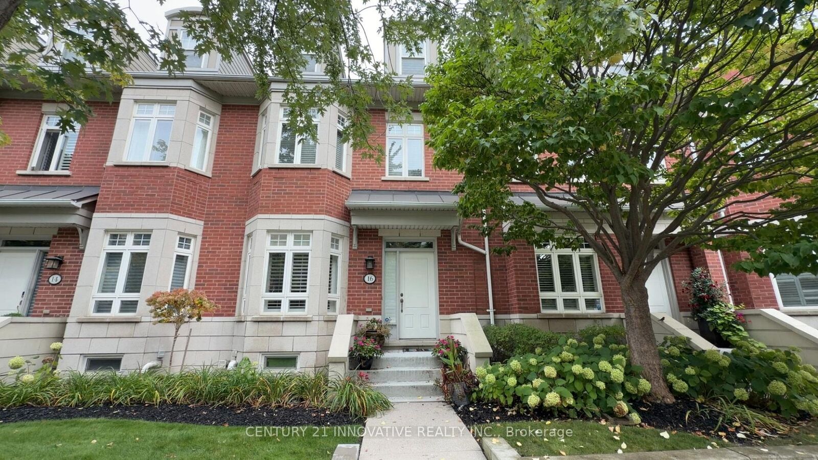 Photo de la propriété:  16 St Lawrence Drive  ON L5G 4V6 