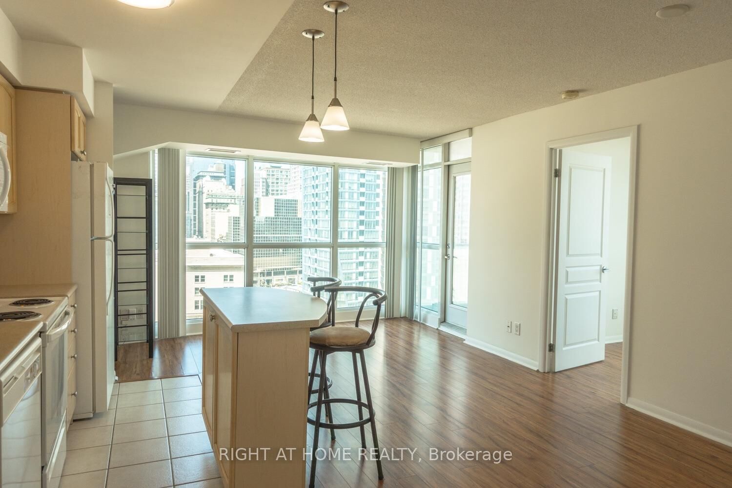 Property Photo:  18 Yonge Street 1405  ON M5E 1Z8 