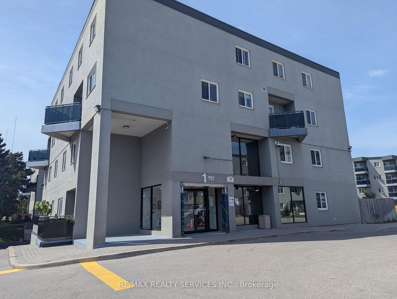 Property Photo:  2001 Bonnymede Drive 94  ON L5J 4H8 