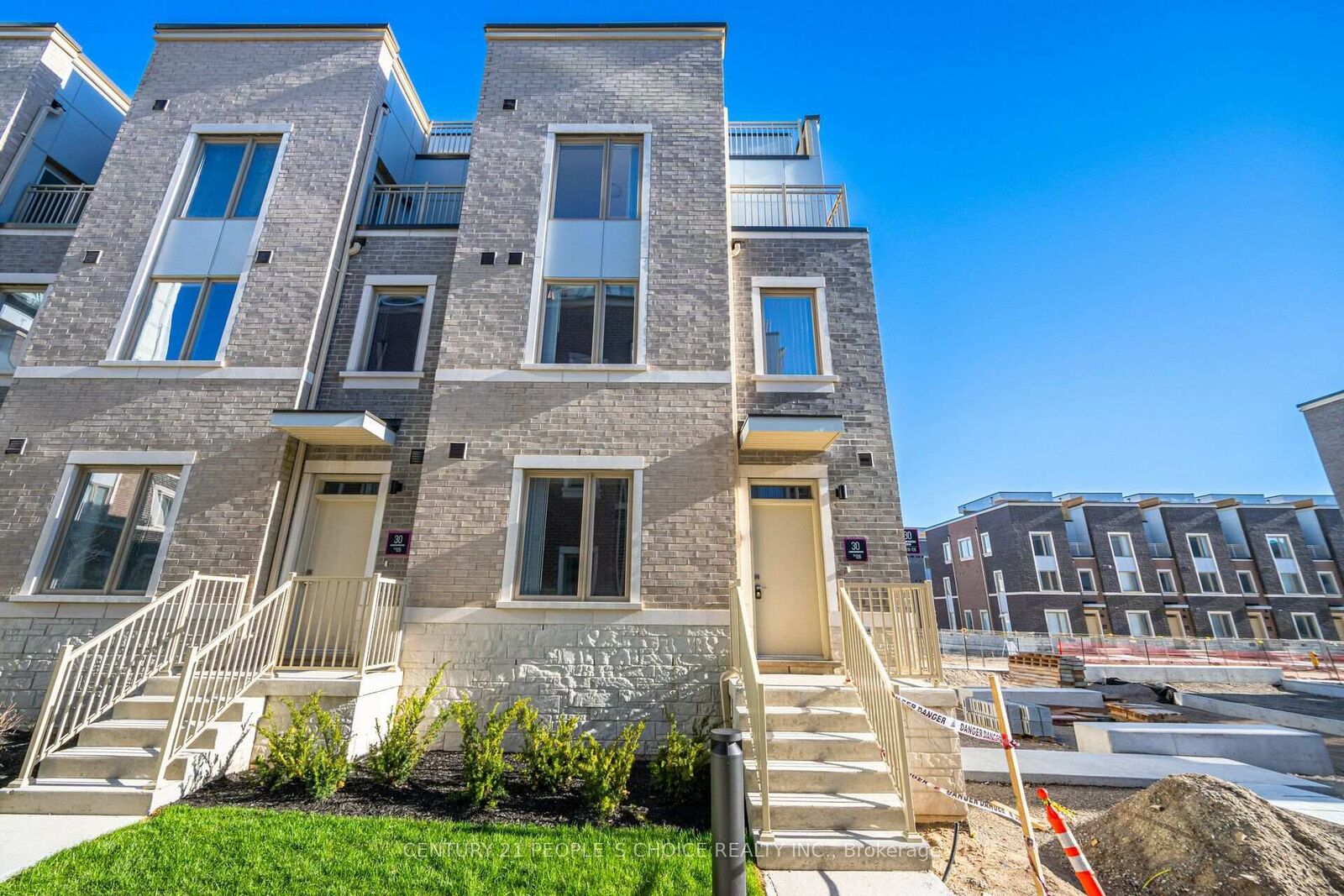 Property Photo:  30 Almond Blossom Mews 126  ON L4K 0N6 