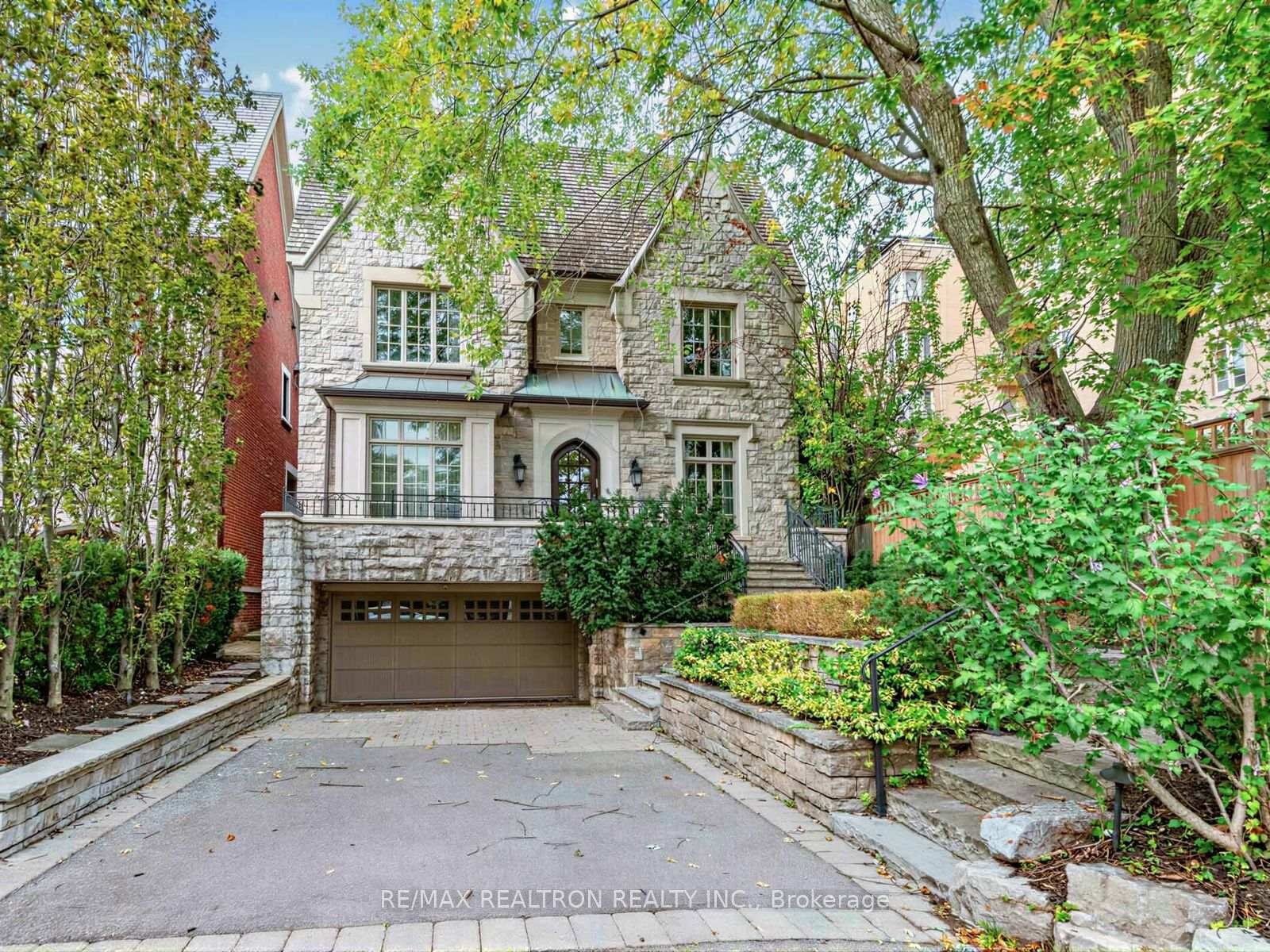 Property Photo: 516 Vesta Drive ON M5P 3A8