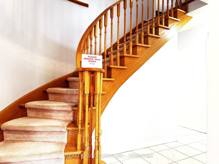 Property Photo:  5577 Haddon Hall Road  ON L5M 5G4 