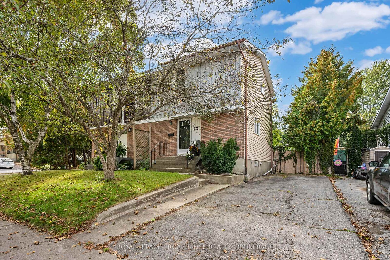 Property Photo:  42 Wycliffe Crescent  ON K7K 5Z1 