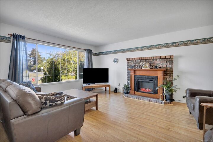 Property Photo: 702 Forsyth Ave BC V9P 1E7