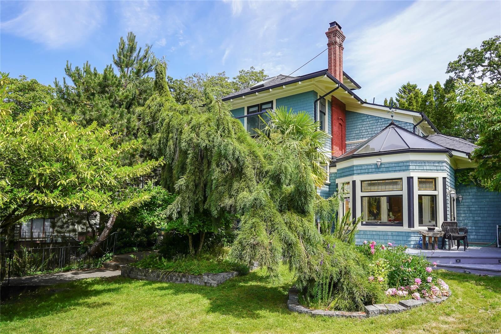 Property Photo:  1377 Rockland Ave  BC V8S 1V7 
