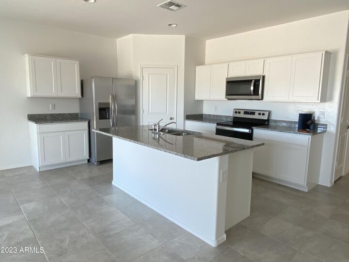 Property Photo: 1164 W Del Monte Place AZ 85122