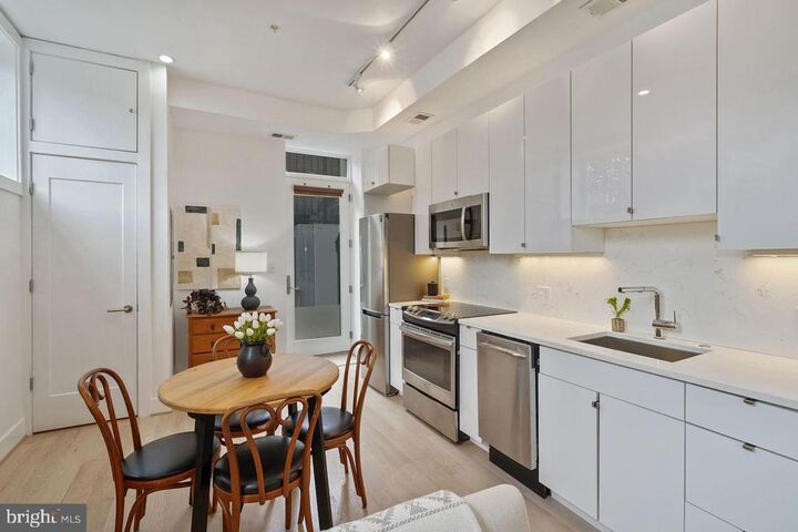 Property Photo:  1211 G Street SE 1  DC 20003 