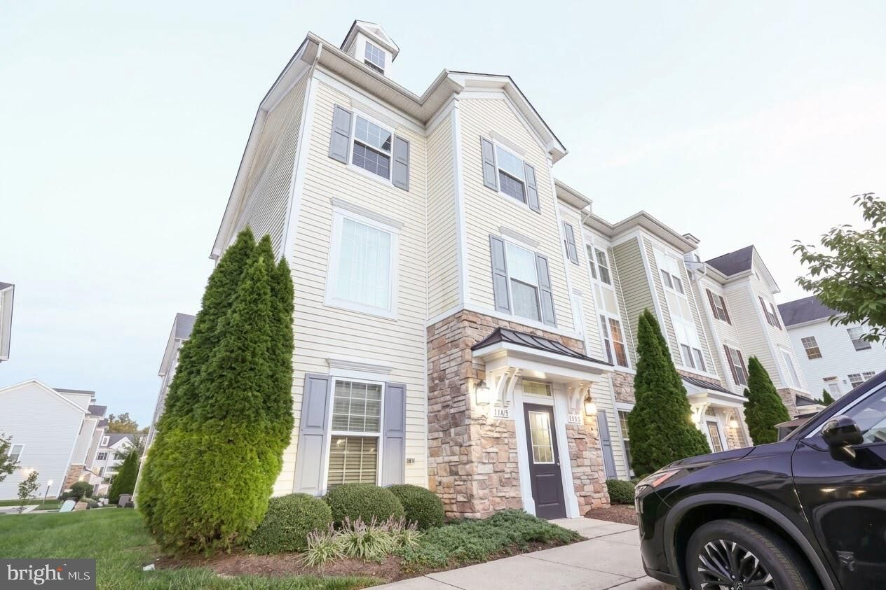 Property Photo:  7469 Riding Meadow Way  VA 20111 