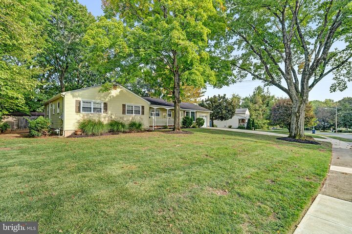 Property Photo:  5 Royal Oak Road  NJ 08648 