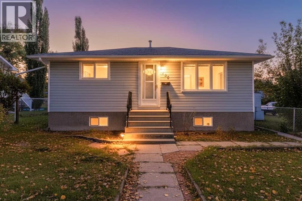 Property Photo:  320 4 Avenue South  AB T0M 2A0 