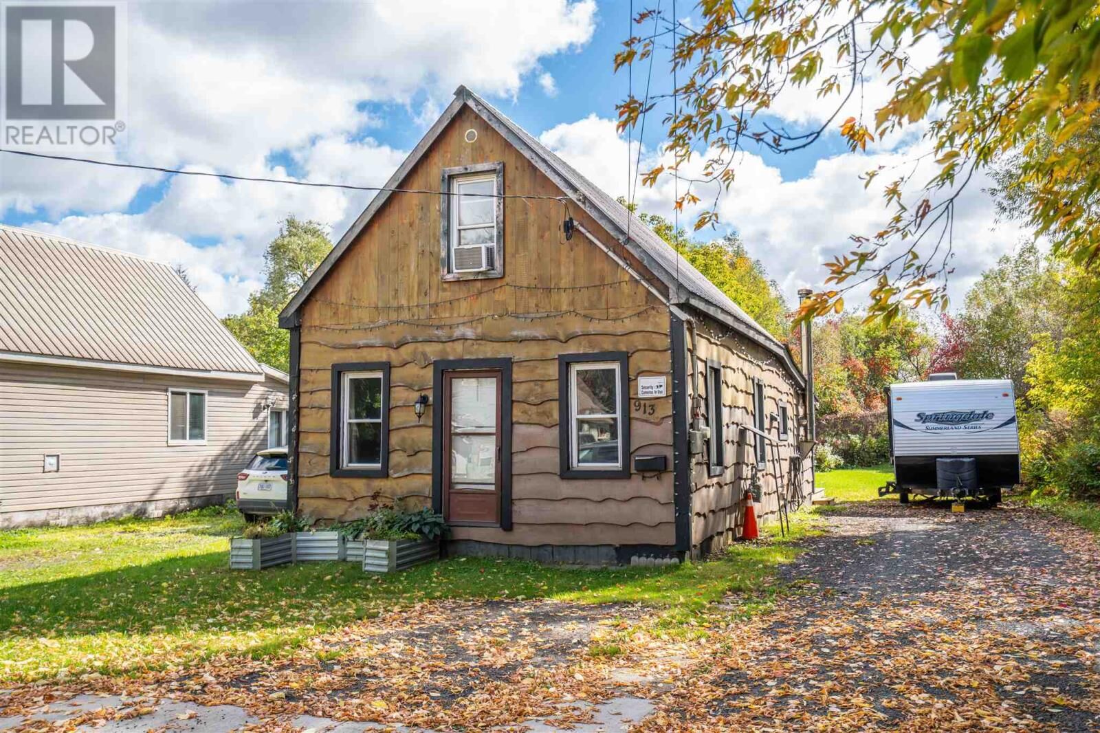 Property Photo:  913 Bonney St  ON P6C 1A9 