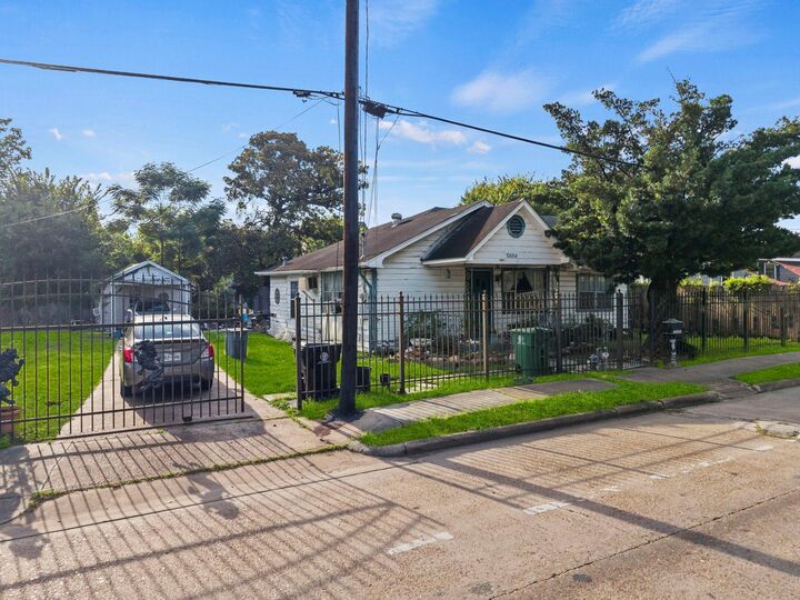 Property Photo: 5604 Elysian Street TX 77009