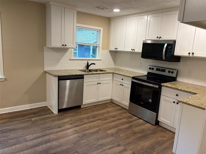 Property Photo:  184 Hall Drive S  TX 77316 