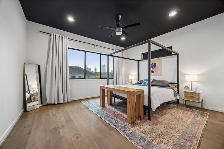 Property Photo:  513 Memorial Heights Drive  TX 77007 