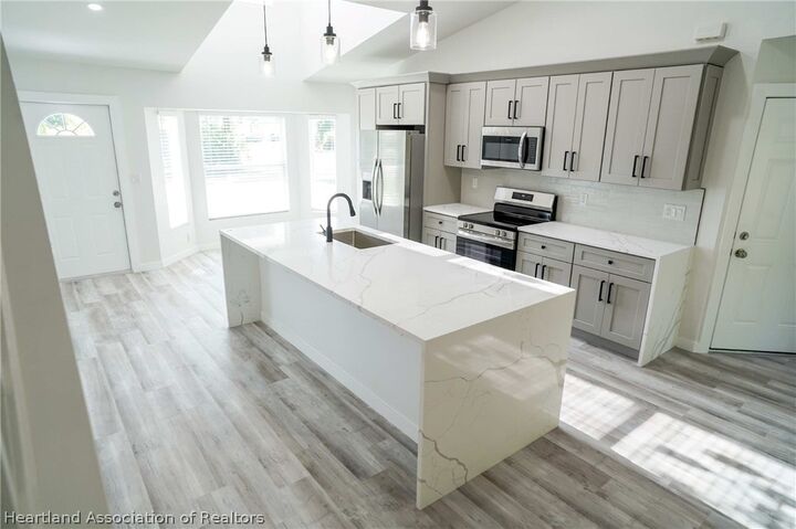 Property Photo: 2801 Flora Avenue FL 33971