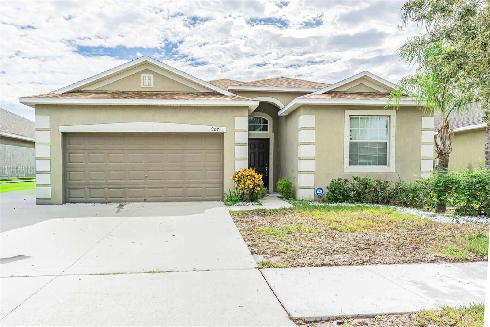 Property Photo:  907 Peregrine Hill Place  FL 33570 