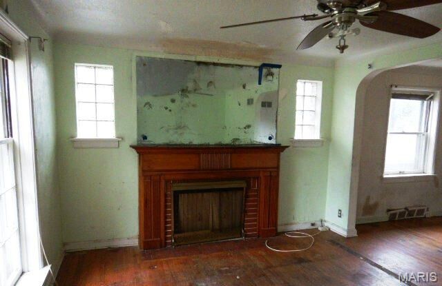 Property Photo: 7404 Hillsdale Drive MO 63121