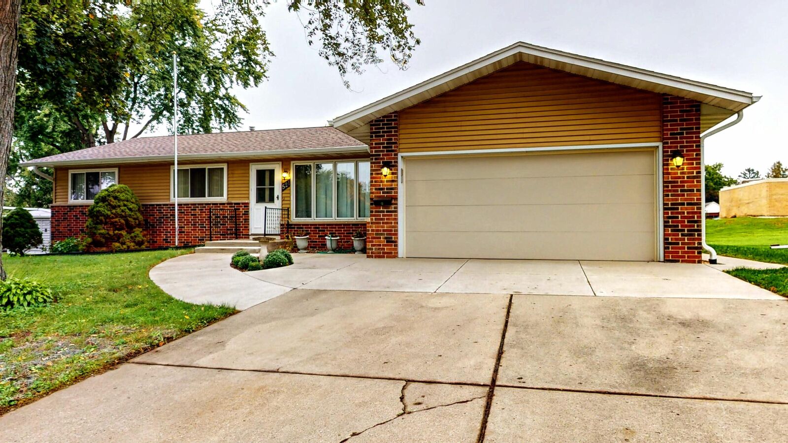 Property Photo:  521 W Ryder St  WI 53549 