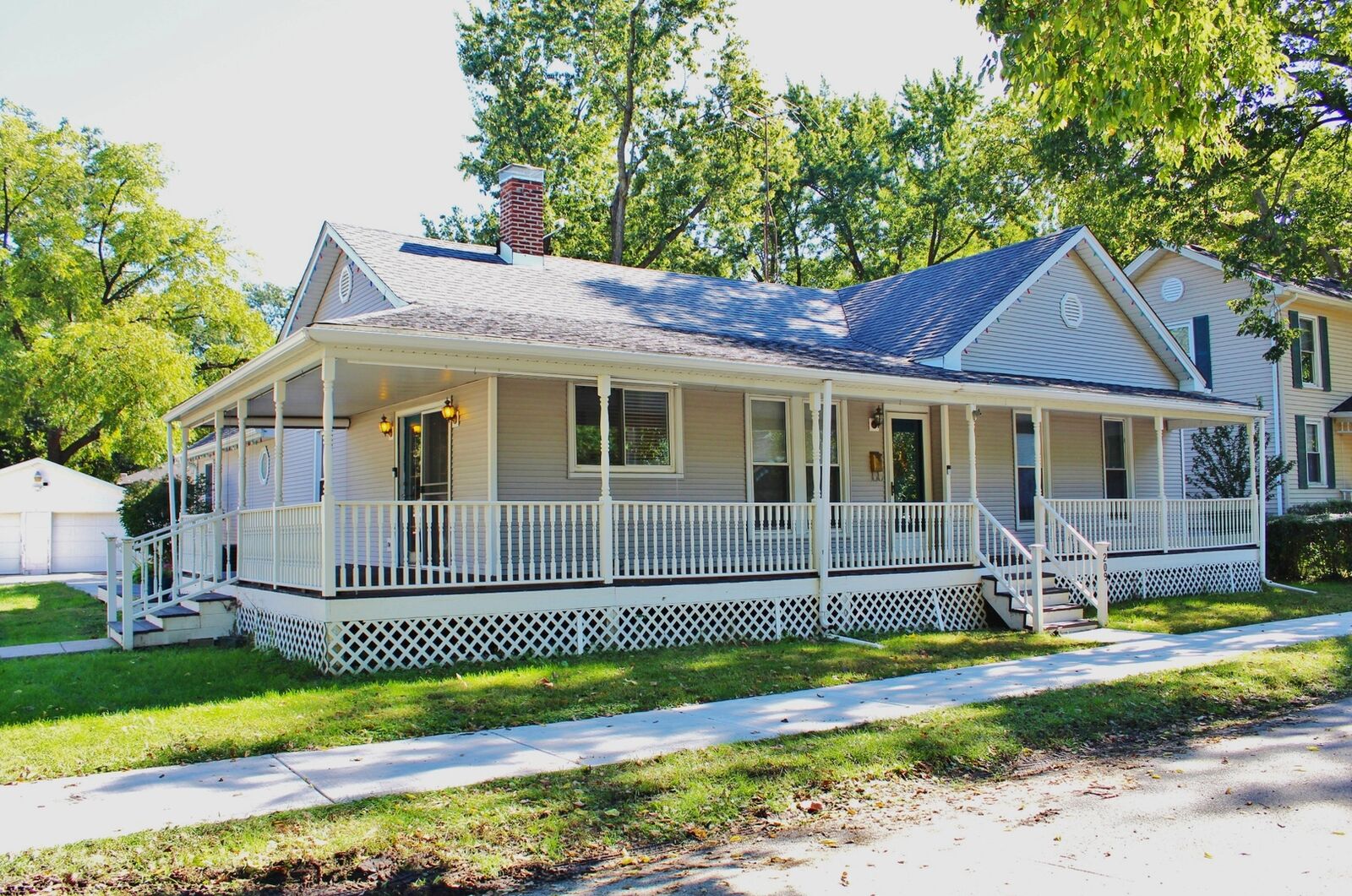 Property Photo:  209 N McIntyre Street  IL 60481 