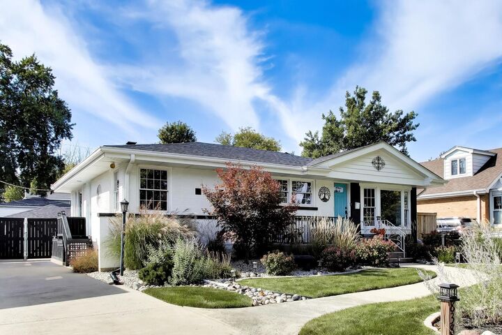 Property Photo: 838 S Grant Avenue IL 60181