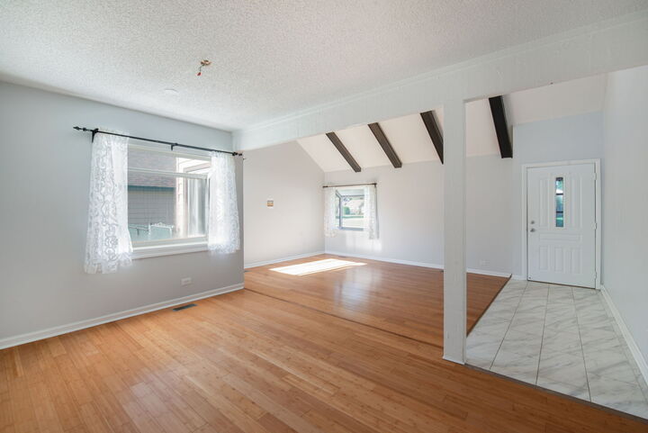 Property Photo:  5810 Easton Court  IL 60133 