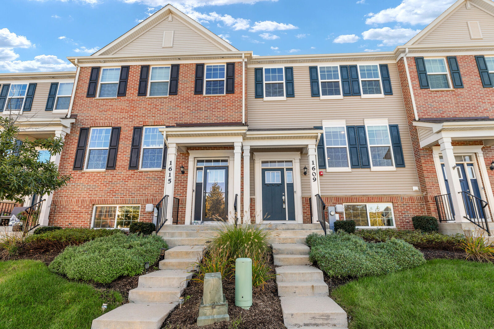 Property Photo:  1609 Sager Way  IL 60510 