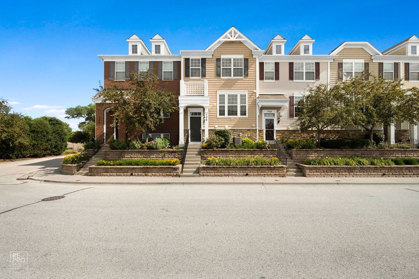 Property Photo: 706 E Wing Street 706 IL 60004