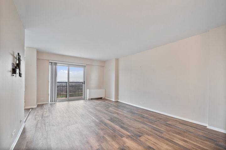Property Photo:  7033 N Kedzie Avenue 1707  IL 60645 