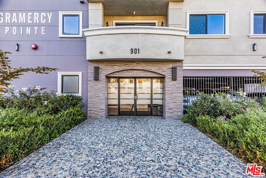 Property Photo:  901 S Gramercy Drive 202  CA 90019 