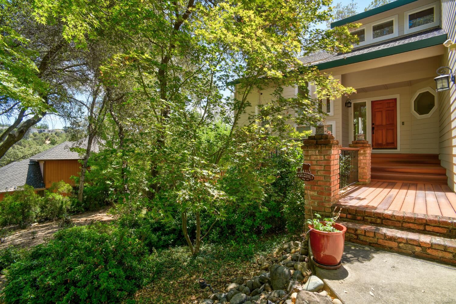 Property Photo: 2547 Lakeridge Oaks Drive CA 95762