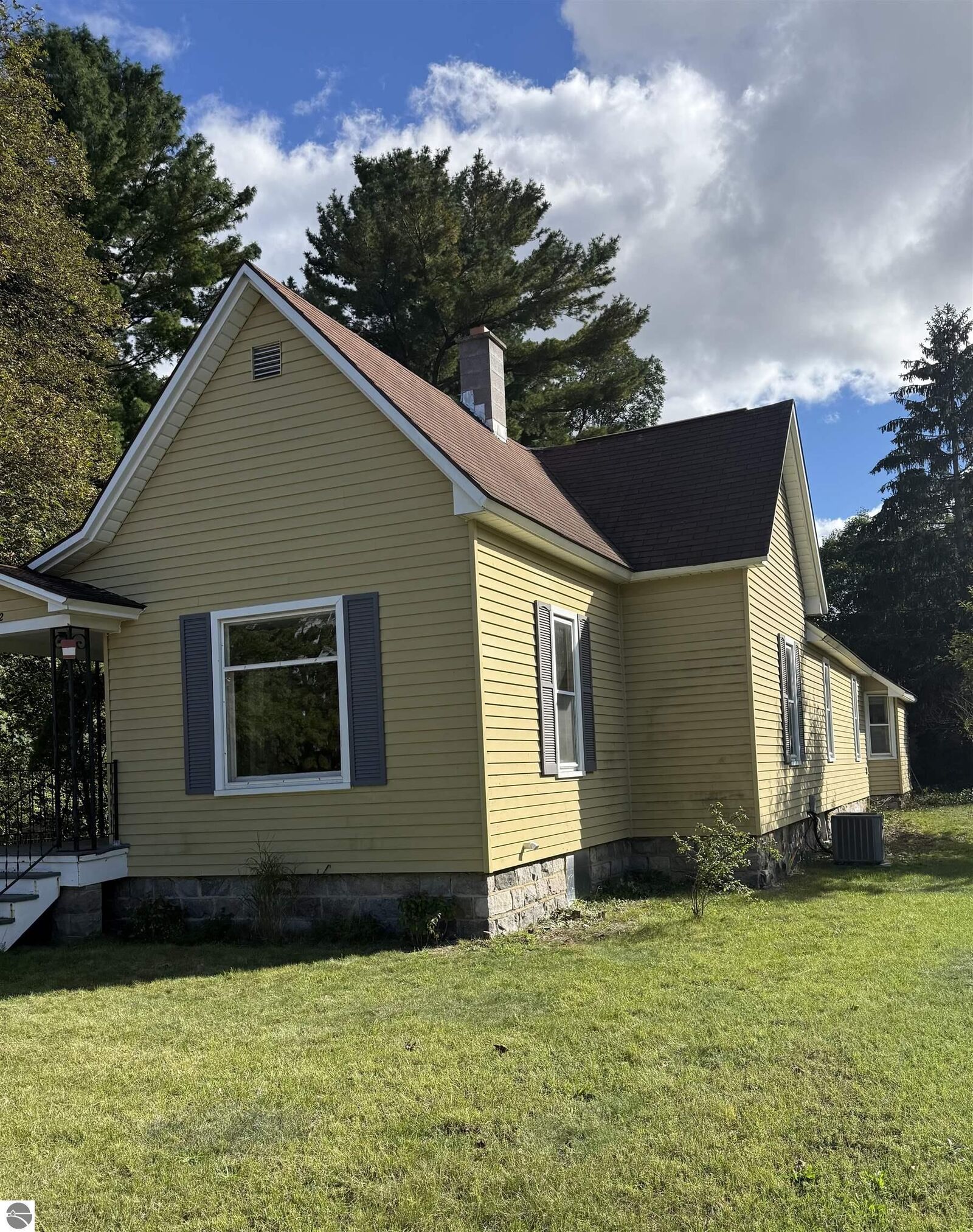 Property Photo:  932 E State Street  MI 49686 