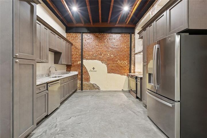 Property Photo:  137 Carondelet Street 101  LA 70130 