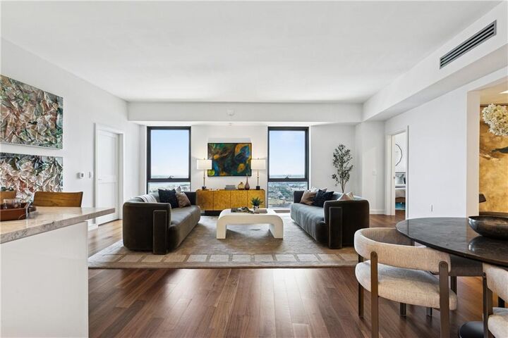 Property Photo:  2 Canal Street 1906  LA 70130 