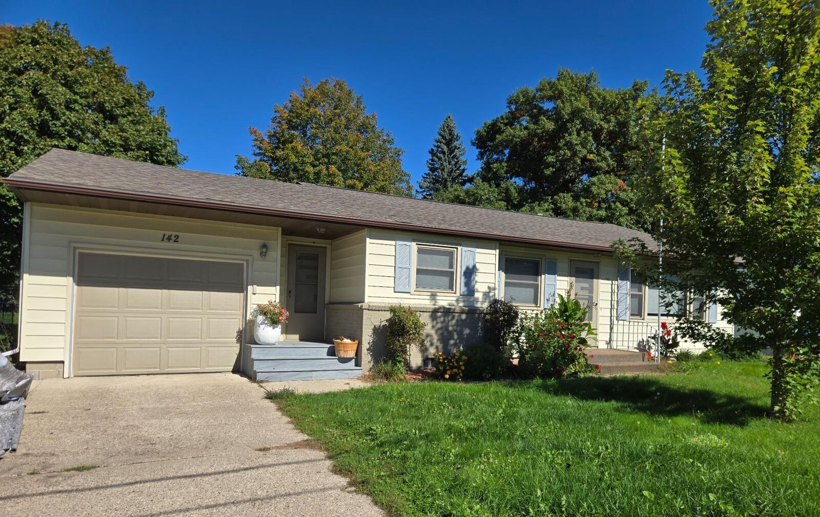 Property Photo:  142 5th Street NW  MN 55917 