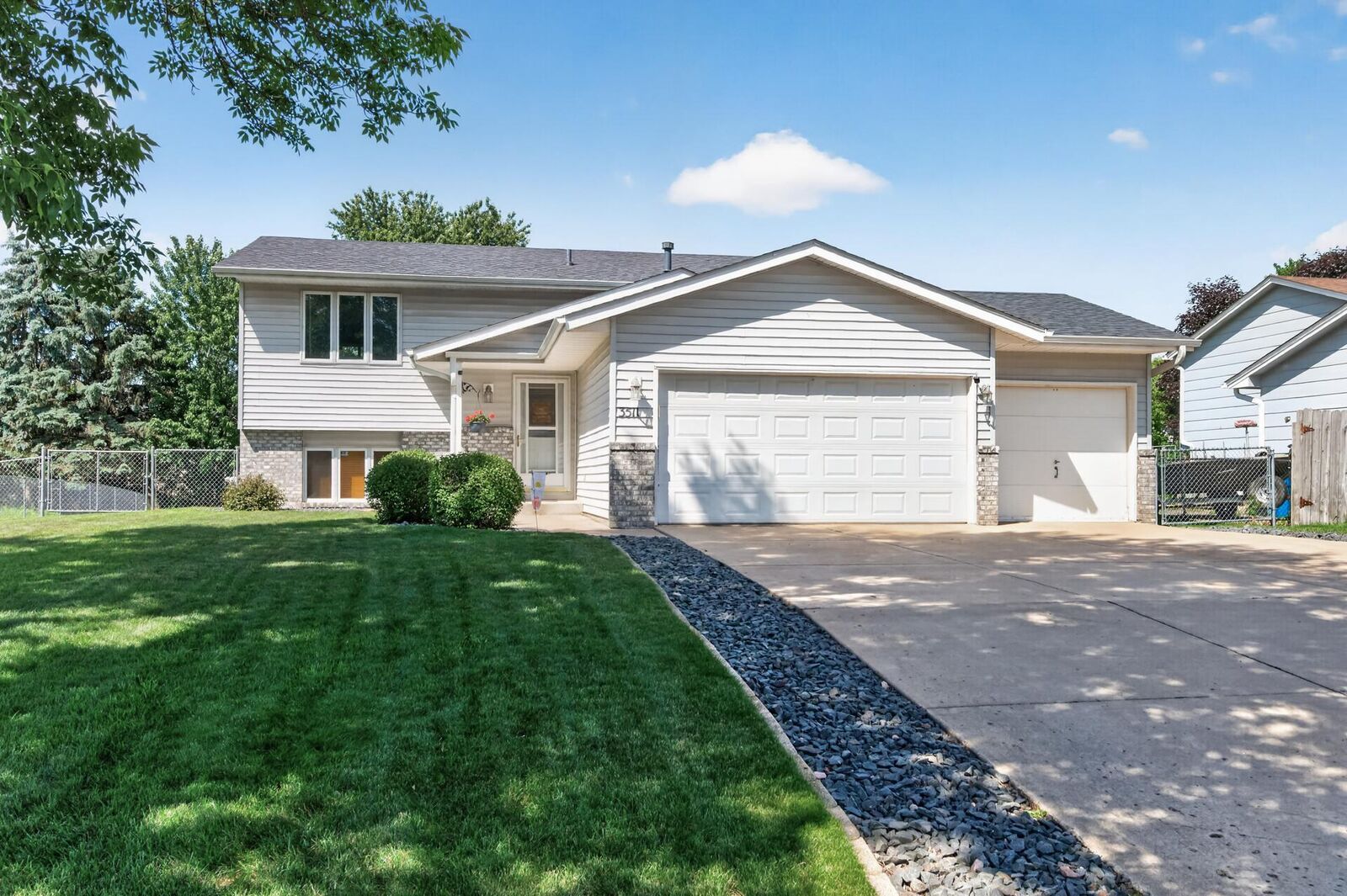 Property Photo:  3511 W Mineral Pond Boulevard  MN 55303 