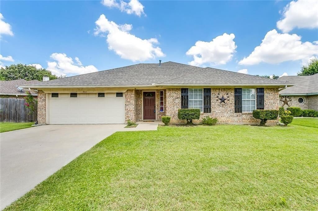 Property Photo: 904 Vicksburg Lane TX 76028
