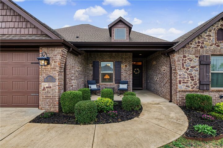 Property Photo: 1120 E Huntleigh Drive AR 72713