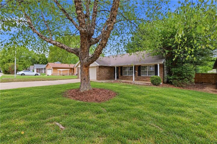 Property Photo: 3168 W Shale Street AR 72704