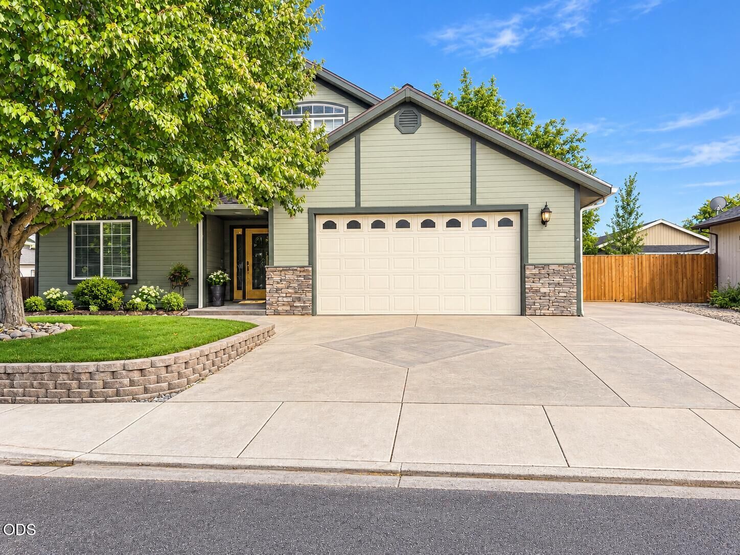 Property Photo:  1052 Kensington Court  OR 97502 
