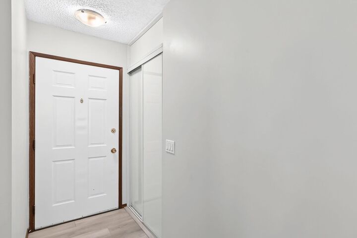 Property Photo:  947 Maitland Way NE  AB T2A 5M8 