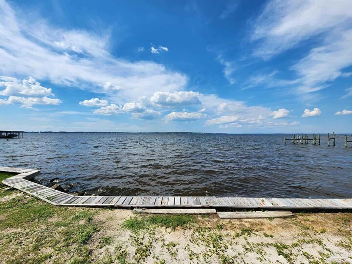 Property Photo:  5450 N Shore Rd  FL 32507 