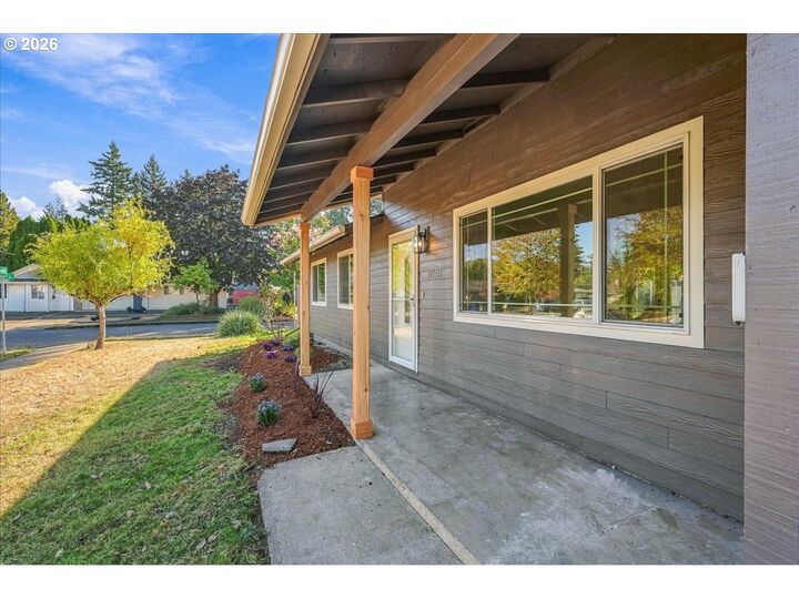 Property Photo:  17148 SE Market St  OR 97233 