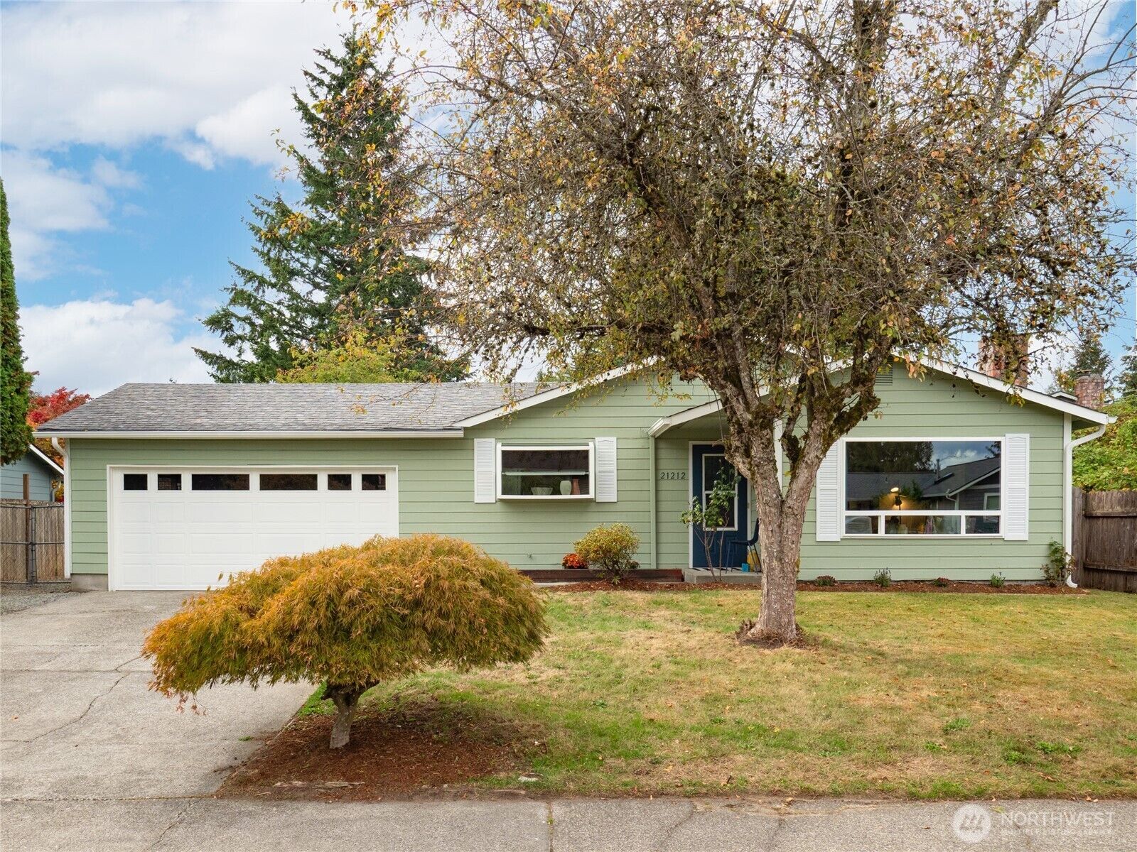 Property Photo: 21212 4th Avenue W WA 98021