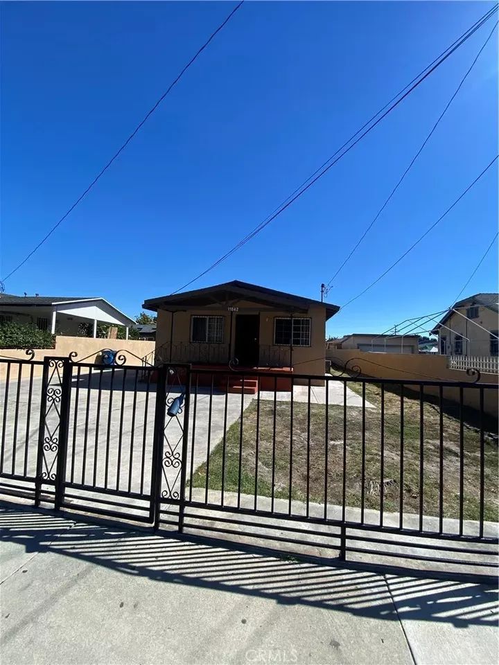 Property Photo: 11842 Success CA 90059